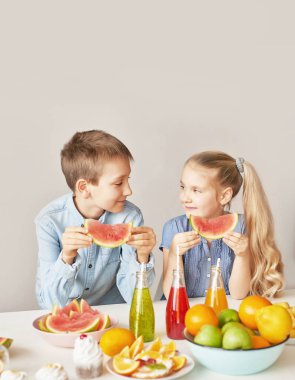 Çocuklar meyve ananas, karpuz, elma yemek ve chia ile içecekler. Çocuk menüsünde sağlıklı yemek