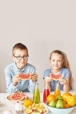 Çocuklar meyve ananas, karpuz, elma yemek ve chia ile içecekler. Çocuk menüsünde sağlıklı yemek