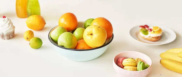 Φρούτα Μήλα Καρπούζι Ανανάς Μπανάνες Λεμόνια Πορτοκάλια Στο Τραπέζι Κουζίνα — Φωτογραφία Αρχείου