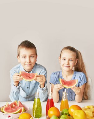 Çocuklar meyve ananas, karpuz, elma yemek ve chia ile içecekler. Çocuk menüsünde sağlıklı yemek