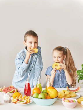 Çocuklar meyve ananas, karpuz, elma yemek ve chia ile içecekler. Çocuk menüsünde sağlıklı yemek