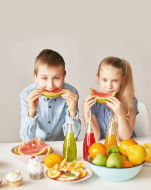 Çocuklar meyve ananas, karpuz, elma yemek ve chia ile içecekler. Çocuk menüsünde sağlıklı yemek