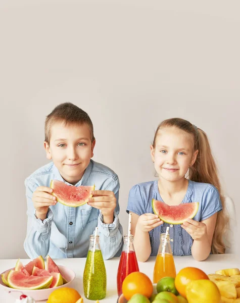 Çocuklar meyve ananas, karpuz, elma yemek ve chia ile içecekler. Çocuk menüsünde sağlıklı yemek