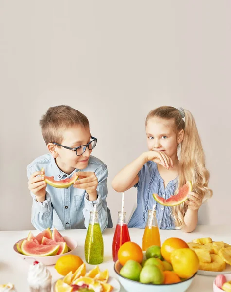 Çocuklar meyve ananas, karpuz, elma yemek ve chia ile içecekler. Çocuk menüsünde sağlıklı yemek