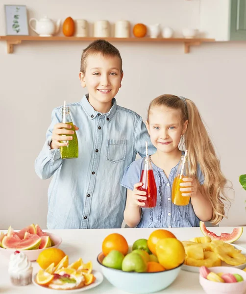 Los Niños Comen Piña Frutas Sandía Manzanas Beben Bebidas Con —  Fotos de Stock
