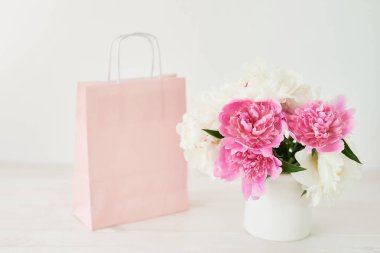 beyaz bir arka plan üzerinde bir vazo içinde şakayıklar