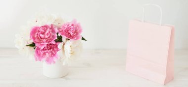 beyaz bir arka plan üzerinde bir vazo içinde şakayıklar