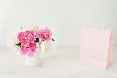 beyaz bir arka plan üzerinde bir vazo içinde şakayıklar