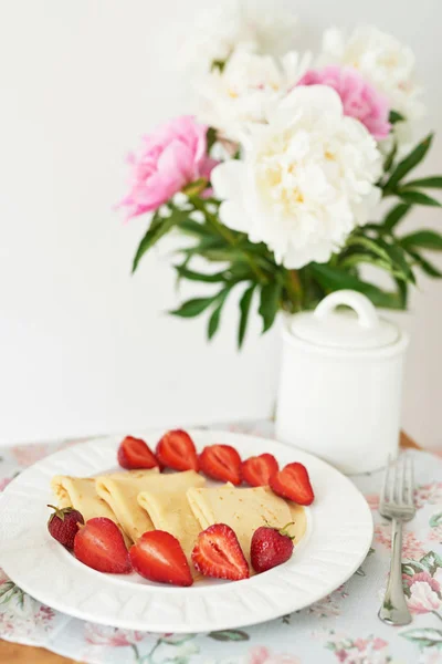 Pancakes Strawberries Coffee Table Vase Peonies White Background — Stock Photo, Image