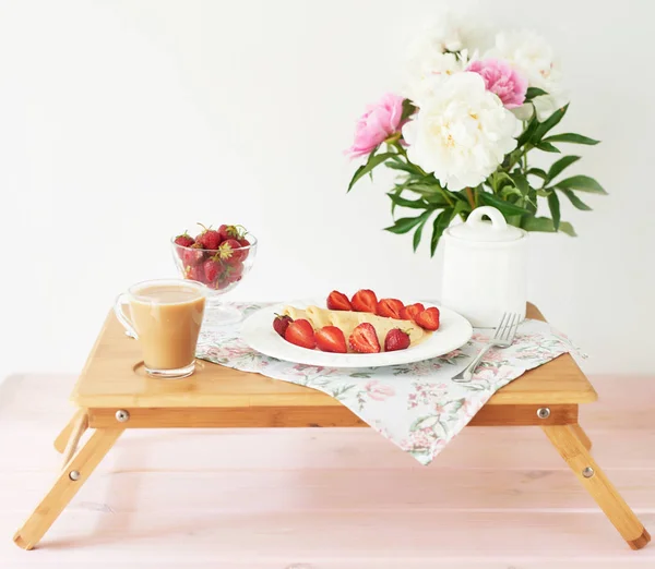 Pancakes Strawberries Coffee Table Vase Peonies White Background — Stock Photo, Image