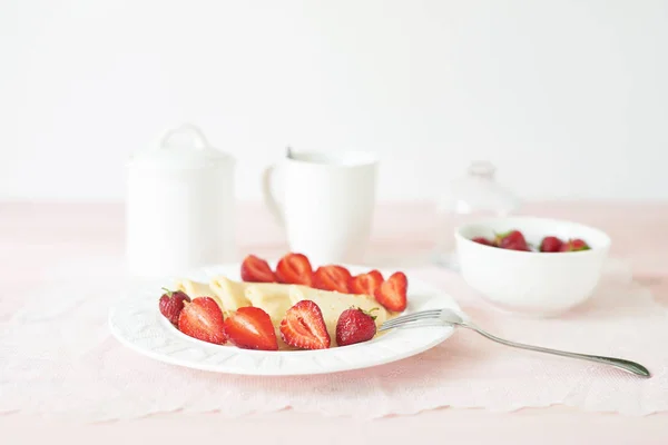 Pancakes Strawberries Table White Background — Stock Photo, Image