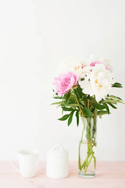 白い背景に花瓶の中のピオニー — ストック写真
