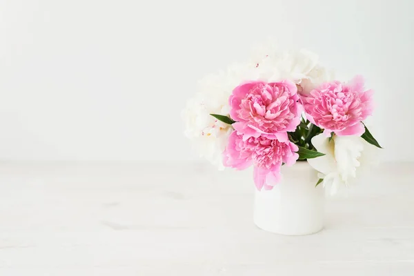 白い背景に花瓶の中のピオニー — ストック写真