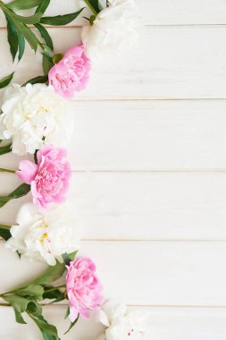 ambalaj şablonu, ahşap beyaz arka plan üzerinde şakayık düzeni