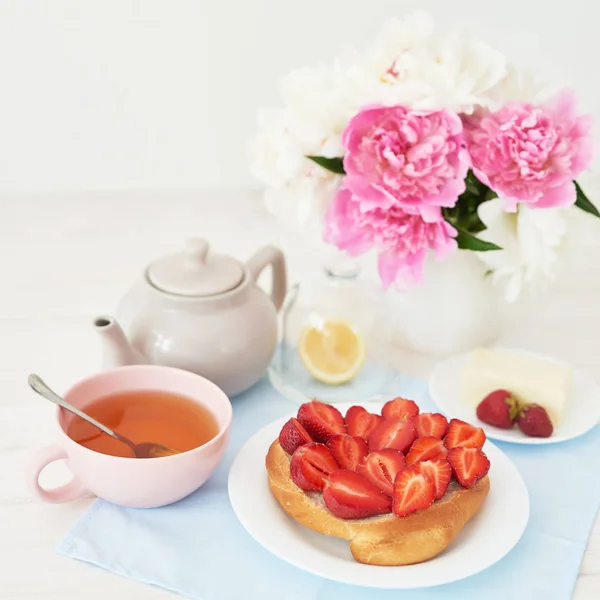 Strawberry Croissant Tea Table Vase Peonies White Background — Stock Photo, Image