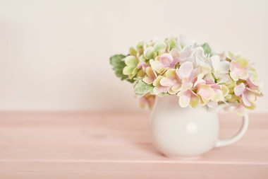 beyaz bir arka plan üzerinde masaya çay ve kahve seti