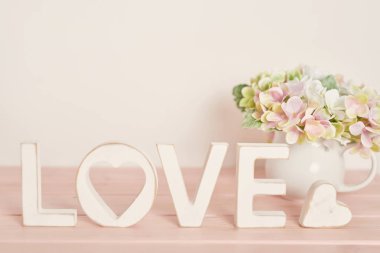 düğün dekor harfleri hafif bir arka plan üzerinde aşk, kalp yakınında