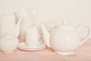 beyaz bir arka plan üzerinde masaya çay ve kahve seti