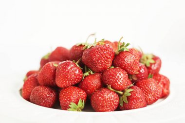 sağlıklı gıda, beyaz arka plan üzerinde çilek, vejetaryenler ve veganlar için gıda, ekolojik ürünler