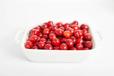 sağlıklı gıda, beyaz bir arka plan üzerinde tatlı kiraz, vejetaryenler ve veganlar için gıda