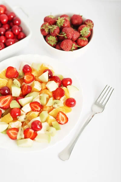Comida Salada Fruto Laranjas Morangos Cerejas Maçãs Quivi Prato Fundo — Fotografia de Stock