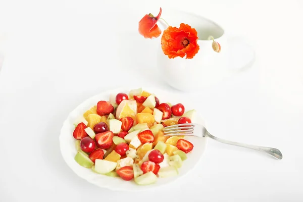 Zdrowa Żywność Sałatka Owocowa Pomarańczy Truskawek Wiśni Jabłek Kiwi Płytce — Zdjęcie stockowe