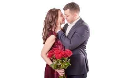 genç evli çift bir buket ile bej renkli arka plan üzerinde kırmızı gül üzerinde 14 Şubat Sevgililer günü içinde