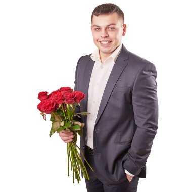 14 Şubat Sevgililer günü açık bej renkli arka plan üzerinde kırmızı gül genç çekici adamla