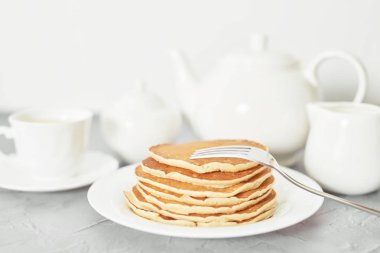 4 Temmuz 'da bağımsızlık günü, masada yemek yanında Amerikan krep.