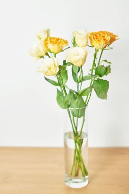 4 Temmuz 'da bağımsızlık günü, masada, vazo içinde tabak ve sarı çiçekler yanında Amerikan krep.