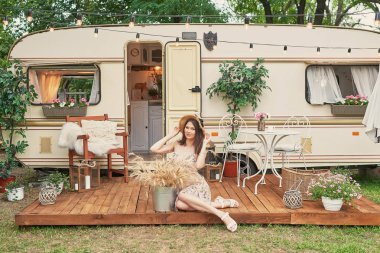 elinde buğday ile tekerlekler üzerinde römork yakın bir şapka kız