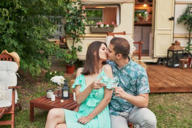 Tekerlekli römork yakın yaz aylarında piknik üzerinde rahatlatıcı genç çift