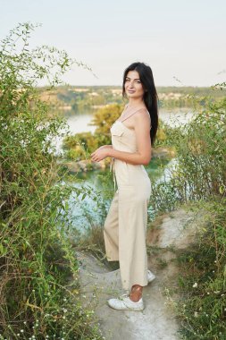 kamp: göle karşı bir kız, mavi su manzarası, yaz aylarında gün batımı