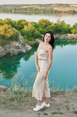 kamp: göle karşı bir kız, mavi su manzarası, yaz aylarında gün batımı