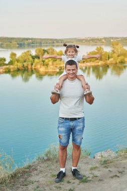 gün batımında yaz aylarında göle yakın doğada baba ve kız