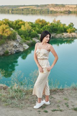 kamp: göle karşı bir kız, mavi su manzarası, yaz aylarında gün batımı