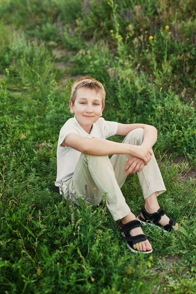 Bambino Ragazzo Campo Estate Tramonto — Foto Stock