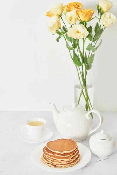 Unabhängigkeitstag Juli Amerikanische Pfannkuchen Auf Dem Tisch Neben Dem Geschirr — Stockfoto