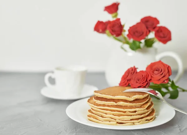 Unabhängigkeitstag Juli Amerikanische Pfannkuchen Auf Dem Tisch Neben Geschirr Und — Stockfoto