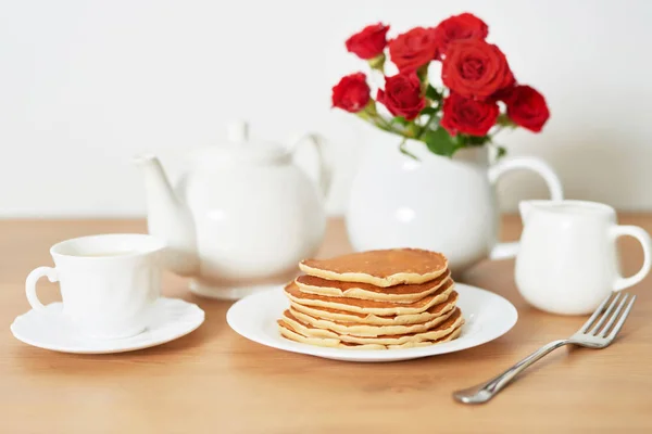 Unabhängigkeitstag Juli Amerikanische Pfannkuchen Auf Dem Tisch Neben Geschirr Und — Stockfoto