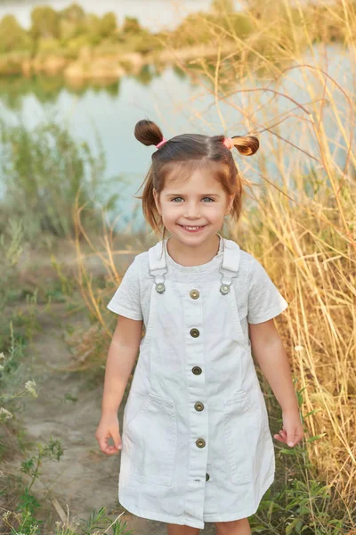 Niña Naturaleza Cerca Del Lago Verano Atardecer —  Fotos de Stock