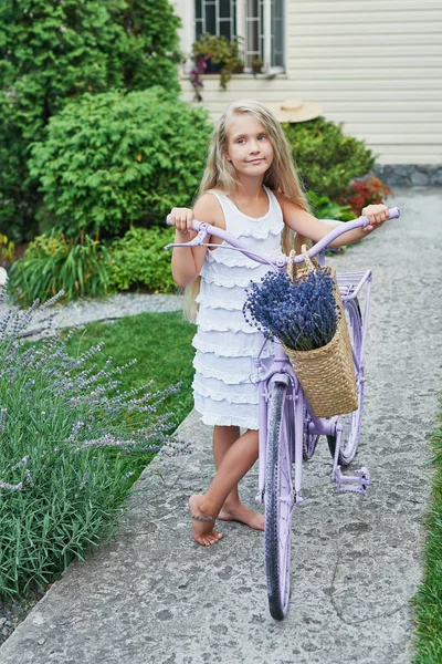마당에서 여름에 자전거와 라벤더소녀 — 스톡 사진