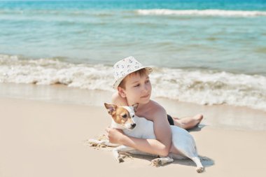 sahilde köpek Jack Russel ile çocuk