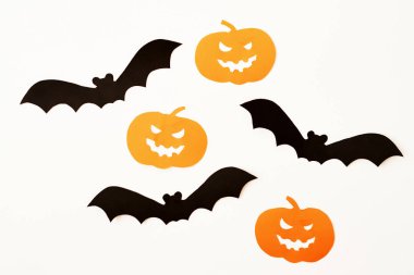 beyaz arka plan yarasalar ve kabaklar üzerinde cadılar bayramı desen