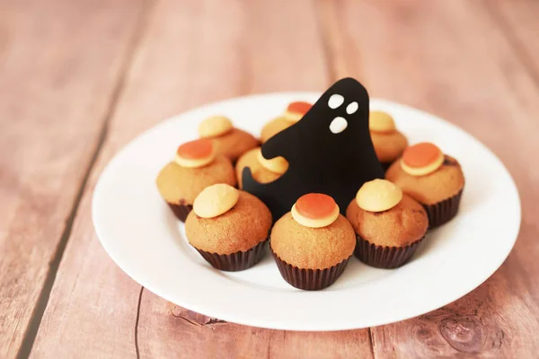 Halloween Treats Cupcakes Table — Stock Photo, Image