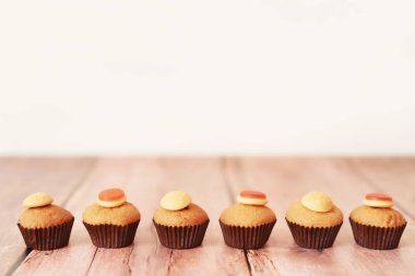 Cadılar Bayramı masada cupcakes davranır 