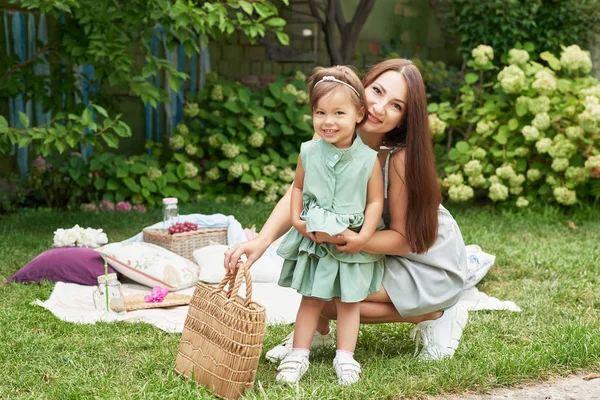 Yaz Aylarında Bahçede Bir Piknik Aile Anne Çocuk Kızı — Stok fotoğraf