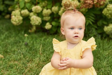 Çocuk Günü, yaz aylarında yeşil çimenler üzerinde çocuk kız