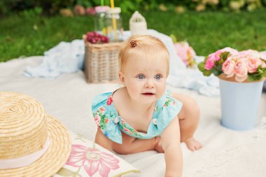 Çocuk Koruma Günü, parkta bebek kız bir yaz piknik bir sepet içinde oturur