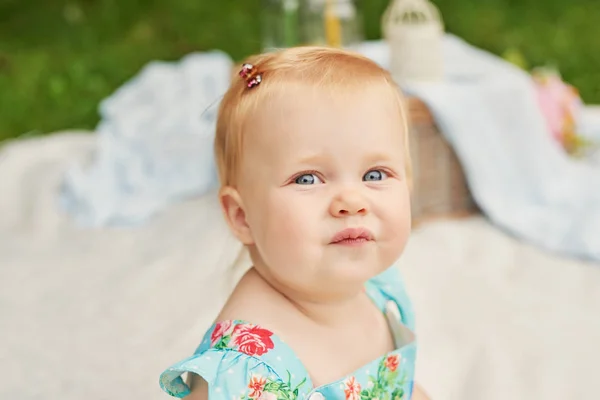 Çocuk Koruma Günü Parkta Bebek Kız Bir Yaz Piknik Bir — Stok fotoğraf